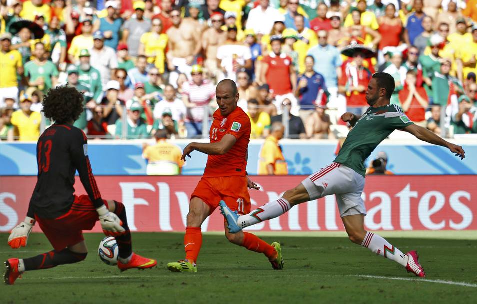 Ochoa esce bene su Robben. Reuters